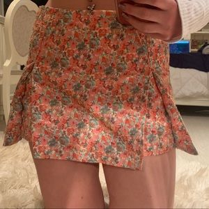 Cute as fuck floral mini skirt !!